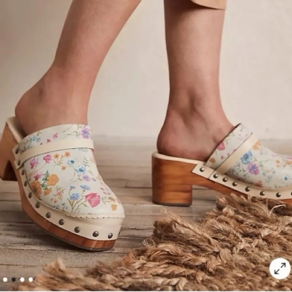 Free People Floral Ivory Clogs sz 39